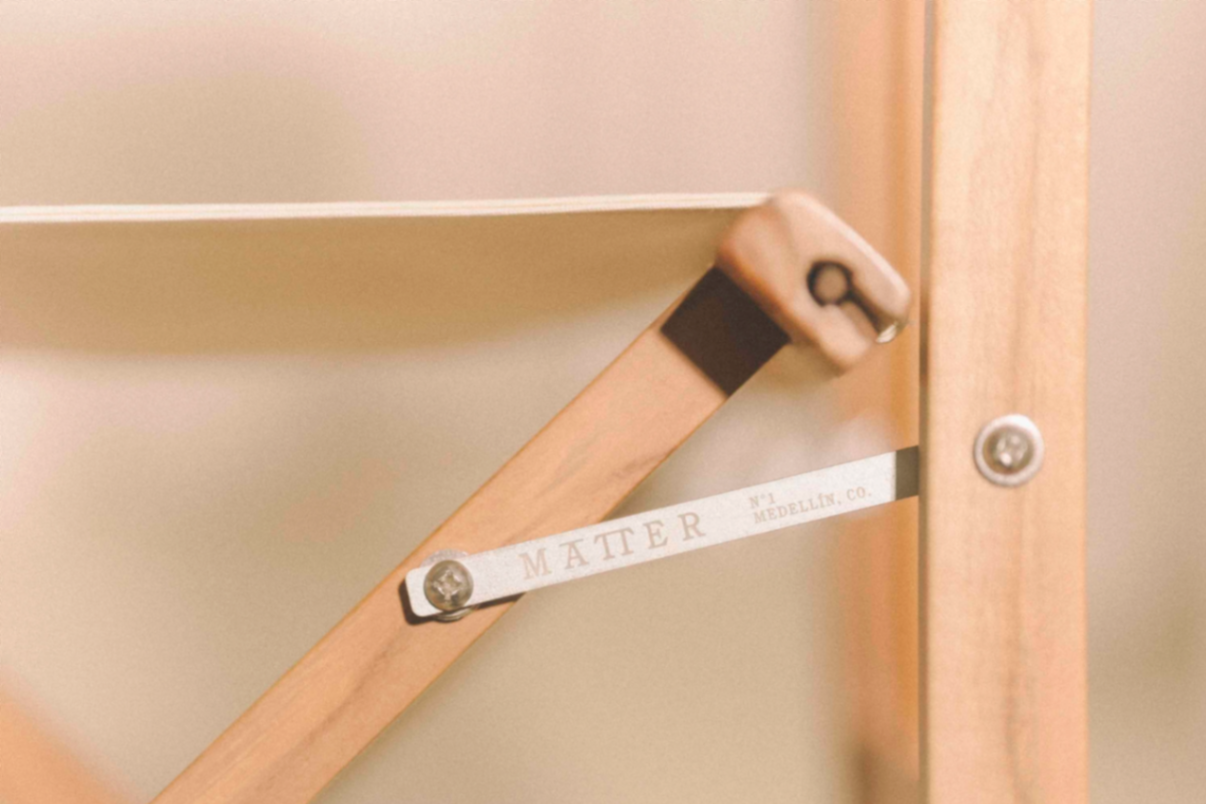 Silla Mātter 001 sobre piso crema con cortinas traslúcidas