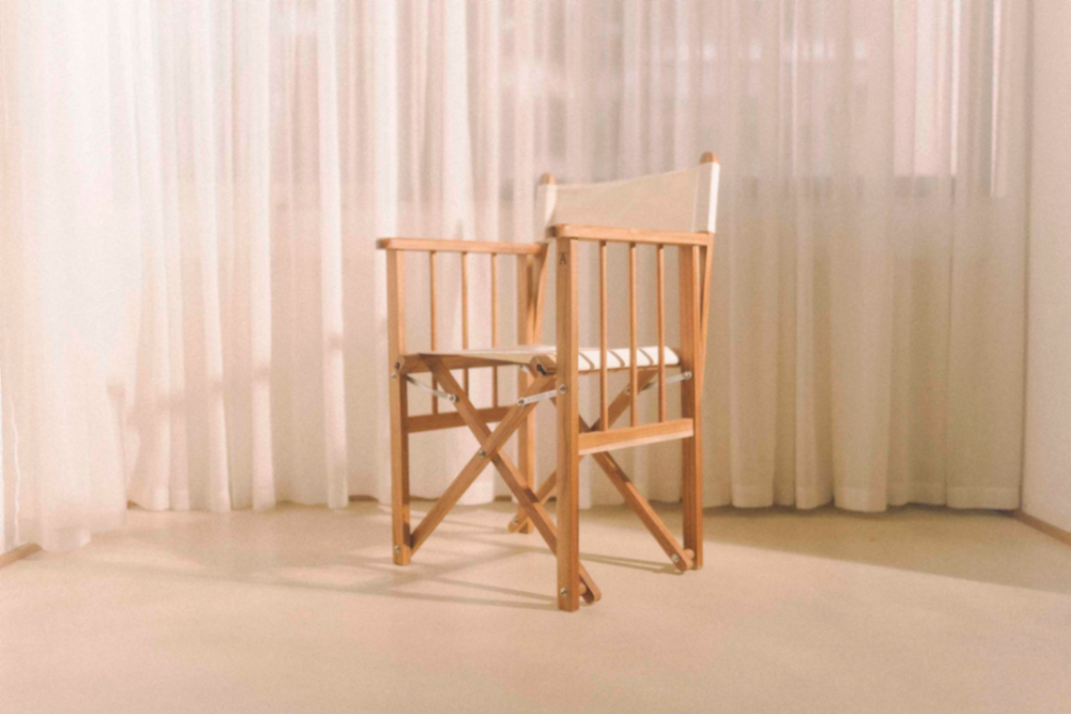 Silla Mātter 001 sobre piso crema con cortinas traslúcidas